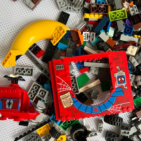 1 kilo of Assorted Lego Pieces in Bright Yellow Lego Box - Picture 5 of 7